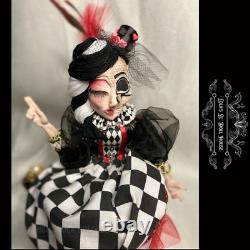 Poupée de clown crâne d'harlequin gothique unique en son genre pour masquerade par Lola Dolores