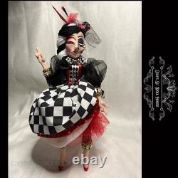 Poupée de clown crâne d'harlequin gothique unique en son genre pour masquerade par Lola Dolores