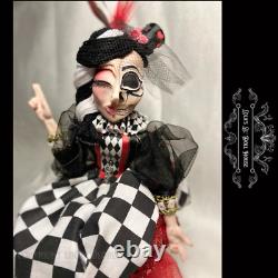 Poupée de clown crâne d'harlequin gothique unique en son genre pour masquerade par Lola Dolores