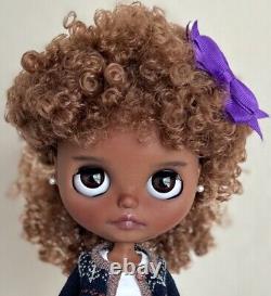 Poupée personnalisée TBL Dark OOAK par l'artiste Blythe Magic