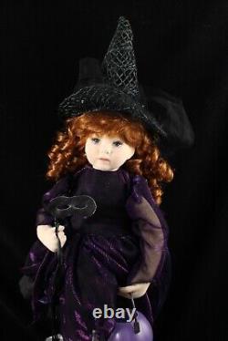 Poupée sorcière d'Halloween en tissu feutré moulé peinte à la main par Marcia Merrill OOAK