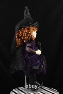 Poupée sorcière d'Halloween en tissu feutré moulé peinte à la main par Marcia Merrill OOAK