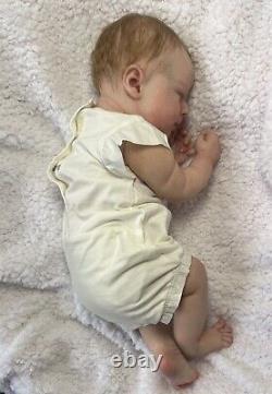 Prototype de bébé reborn pré-possédé par Marie Gambus, poupée artiste LNDM, cheveux implantés.