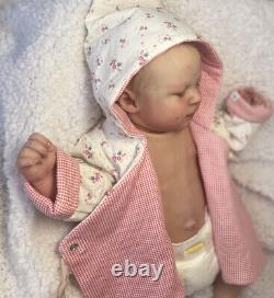 Prototype de bébé reborn pré-possédé par Marie Gambus, poupée artiste LNDM, cheveux implantés.