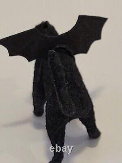 Sculpture de maison de poupée chat noir avec ailes de chauve-souris faite à la main et réaliste en 1:12