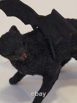 Sculpture de maison de poupée chat noir avec ailes de chauve-souris faite à la main et réaliste en 1:12