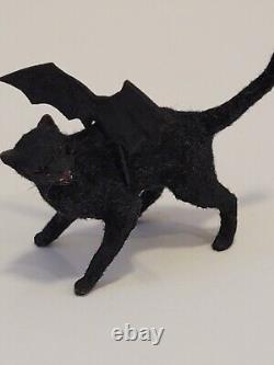 Sculpture de maison de poupée chat noir avec ailes de chauve-souris faite à la main et réaliste en 1:12