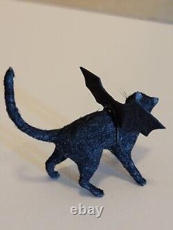 Sculpture de maison de poupée chat noir avec ailes de chauve-souris faite à la main et réaliste en 1:12