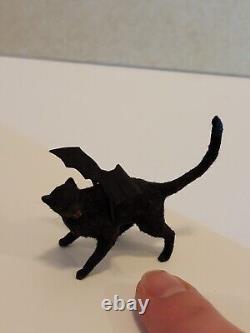 Sculpture de maison de poupée chat noir avec ailes de chauve-souris faite à la main et réaliste en 1:12