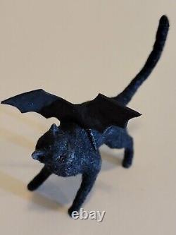 Sculpture de maison de poupée chat noir avec ailes de chauve-souris faite à la main et réaliste en 1:12