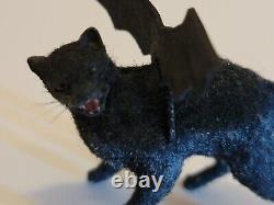 Sculpture de maison de poupée chat noir avec ailes de chauve-souris faite à la main et réaliste en 1:12