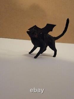 Sculpture de maison de poupée chat noir avec ailes de chauve-souris faite à la main et réaliste en 1:12