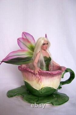 Sculpture unique Tea Cup Fairy, Fae par Phyllis Morrow (Pgm Sculpting)