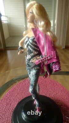 Une Poupée Barbie Du Genre Night Out