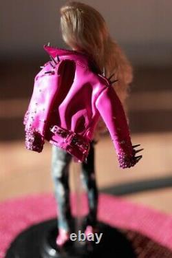 Une Poupée Barbie Du Genre Night Out