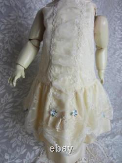 Une poupée de reproduction française A T Thuillier, avec un costume exquis - 24 artiste exceptionnel