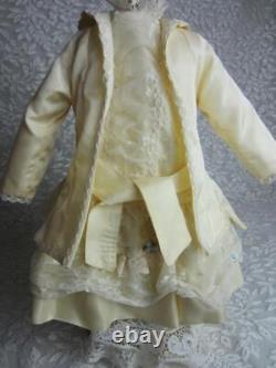 Une poupée de reproduction française A T Thuillier, avec un costume exquis - 24 artiste exceptionnel