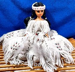 Vieille Robe De Mariée Indienne Américaine Fiançailles De Poupées Et Perles (1 D'un Genre)
