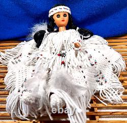 Vieille Robe De Mariée Indienne Américaine Fiançailles De Poupées Et Perles (1 D'un Genre)