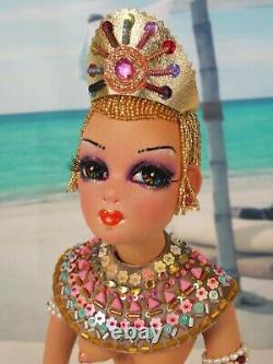 Zahra Lola, une poupée d'art burlesque unique en son genre, de Gayle Wray, une dame égyptienne de 11 ans, sans haut.